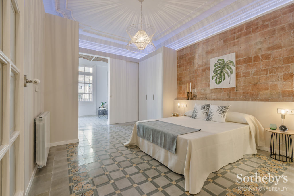 Renovated apartment in the Eixample estate