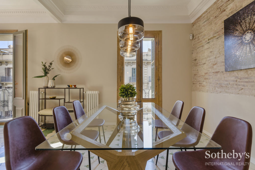 Renovated apartment in the Eixample estate