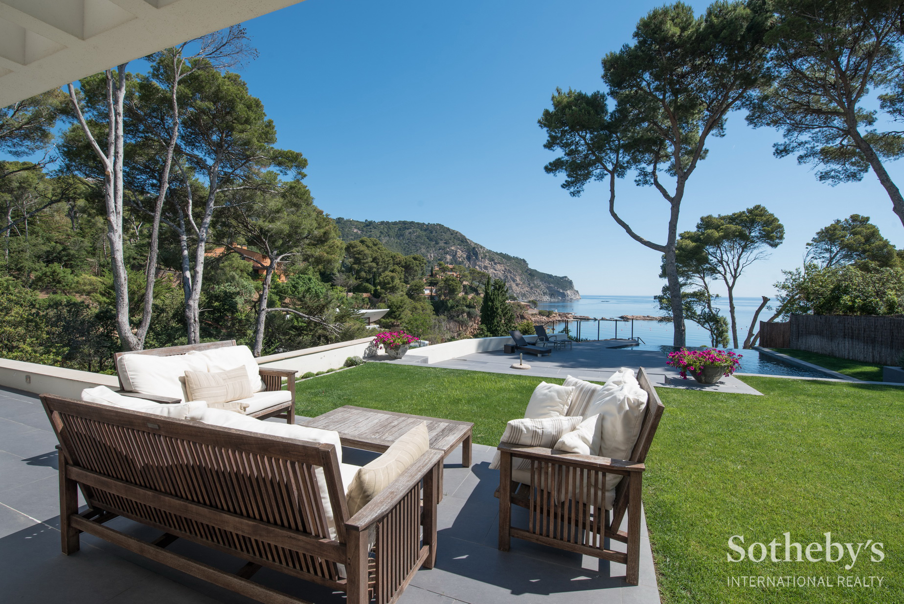 Espectacular villa moderna en primera línea del mar Aiguablava, Costa Brava  